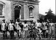 Militares em frente a Delegacia de polícia de Angatuba